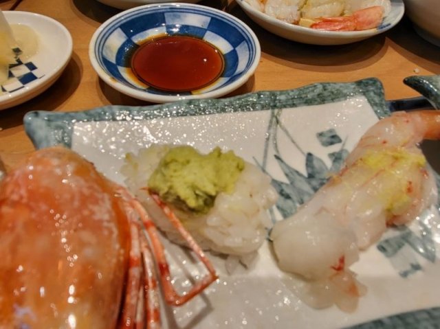 辣辣壽司的原型 A先生被魚片下的wasabi量震驚 圖源：東亞網